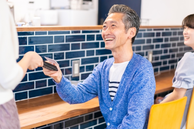 テーブル会計する男性。流れをマスターするとスマートに見えます。