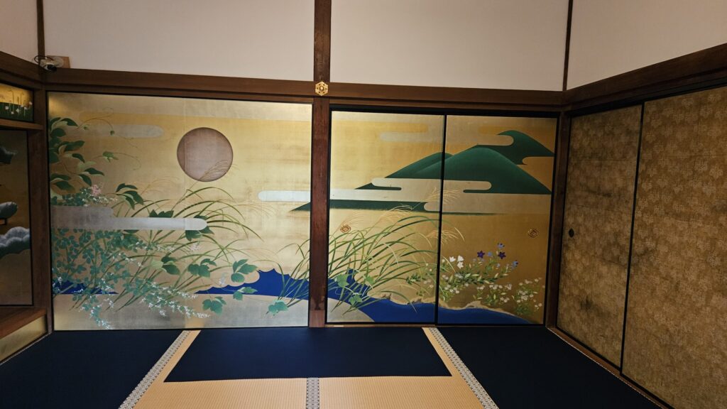 高台寺圓徳院内の和室の1室入ることはできないがきれいな襖絵を見ることができる