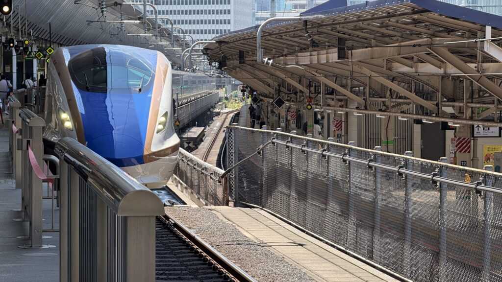 北陸新幹線望遠機能で東京駅にて筆者撮影※ホーム柵・白線の内側より撮影しています