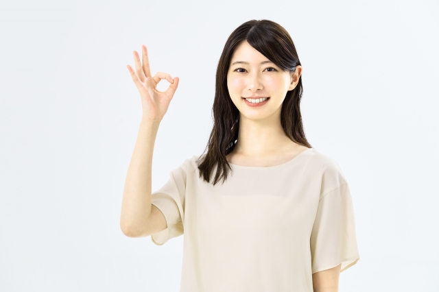 OKサインをする女性