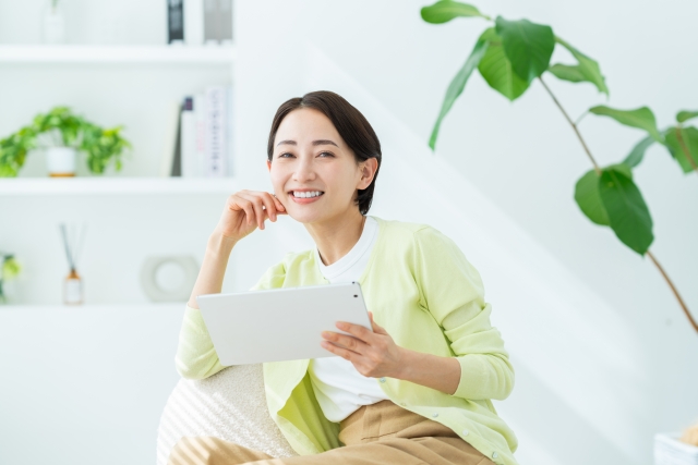 タブレット端末を利用する女性