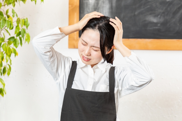 頭を抱える人