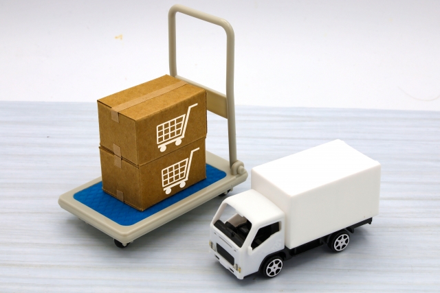 宅配のイメージ。重い手荷物を自宅まで運んでくれるのはうれしい