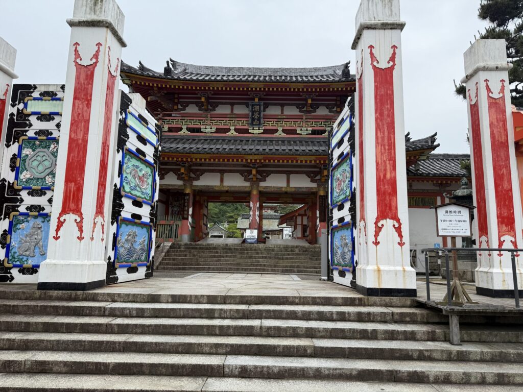 耕三寺入場門この時点ですでに色鮮やか