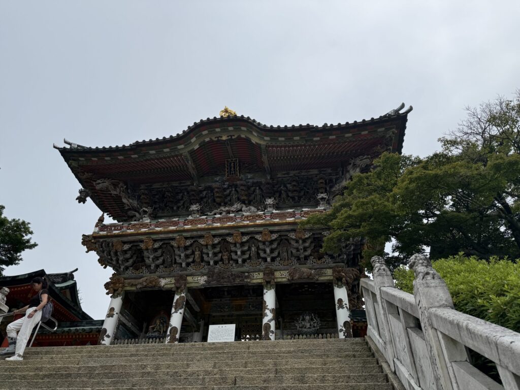 孝養門日光東照宮の陽明門とかなり似ている曇っていてわかりづらいが、これもかなり色鮮やか