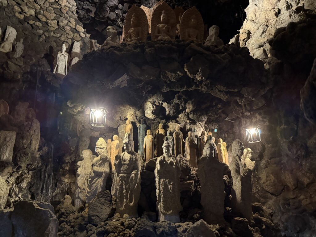 千佛洞内部。実際かなりの数の仏像があり、多分千を超える