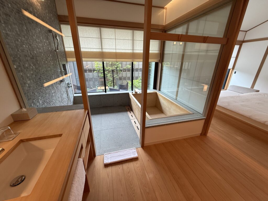 バスタブ。なぜか扉がない