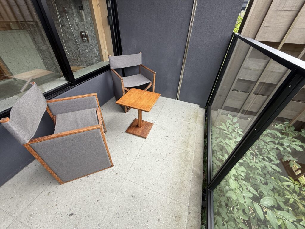 部屋備え付けのベランダ。静かなのでかなりリラックスできる。夏は虫がいるかもなので注意