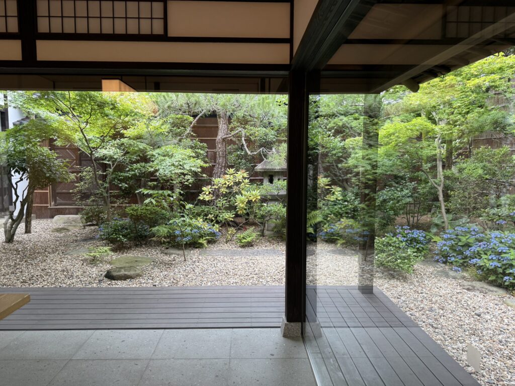 旧堀内邸の庭をそのまま使用した庭園。かなり趣がある。
