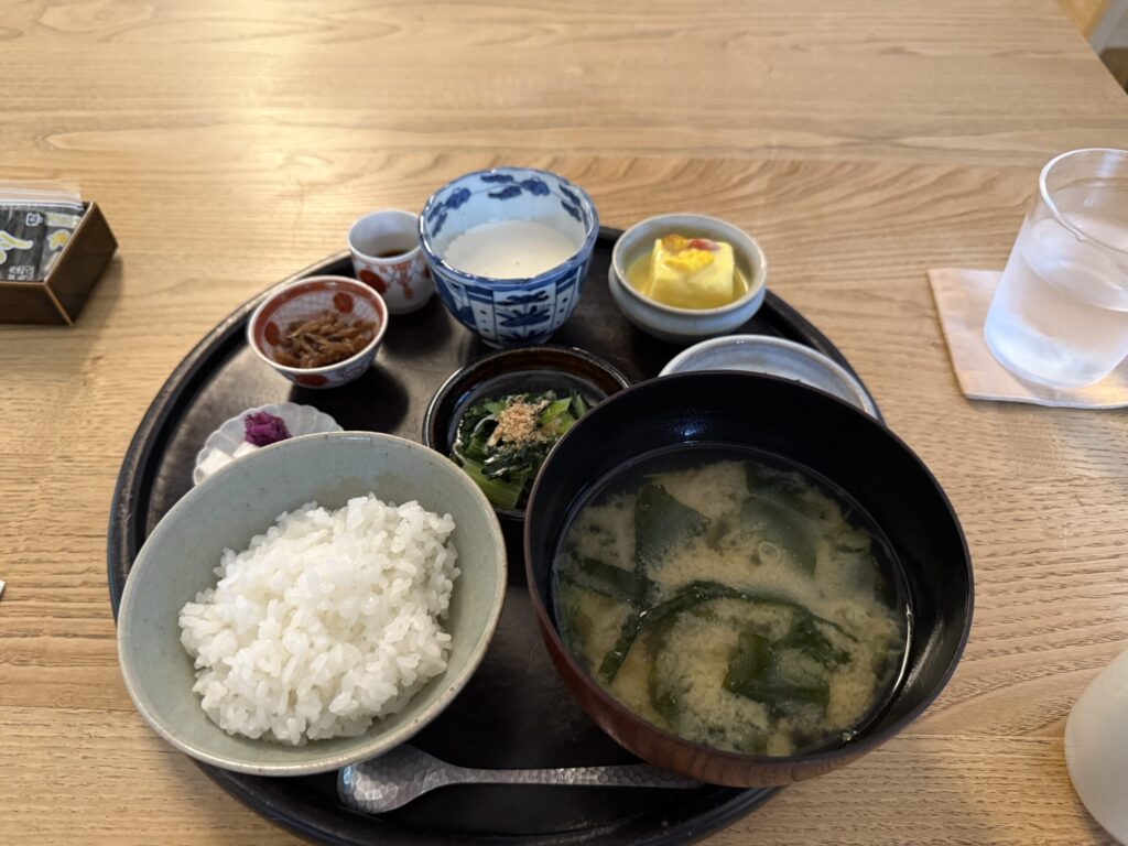 朝食。質素ではあるが、量は十分