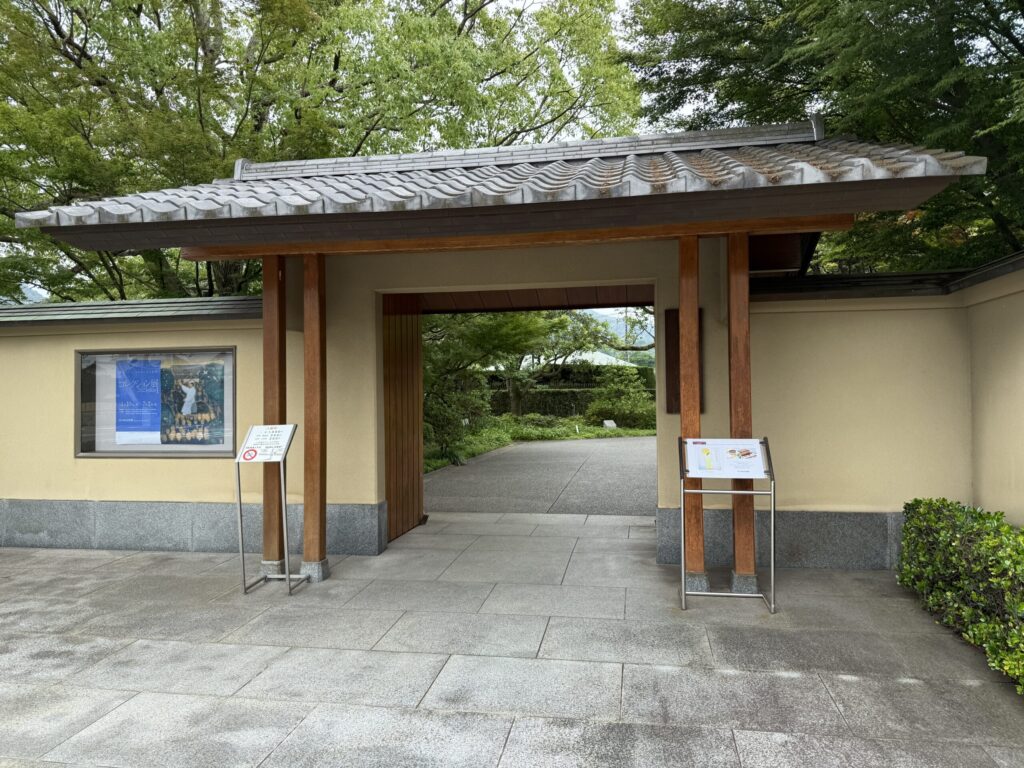 平山郁夫美術館の門内部は撮影可能だがぜひ自分の目で確かめてほしい