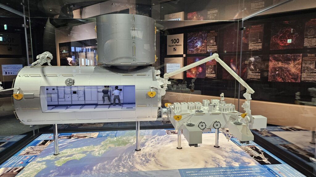 宇宙ステーションに接続されている”きぼう”の模型
