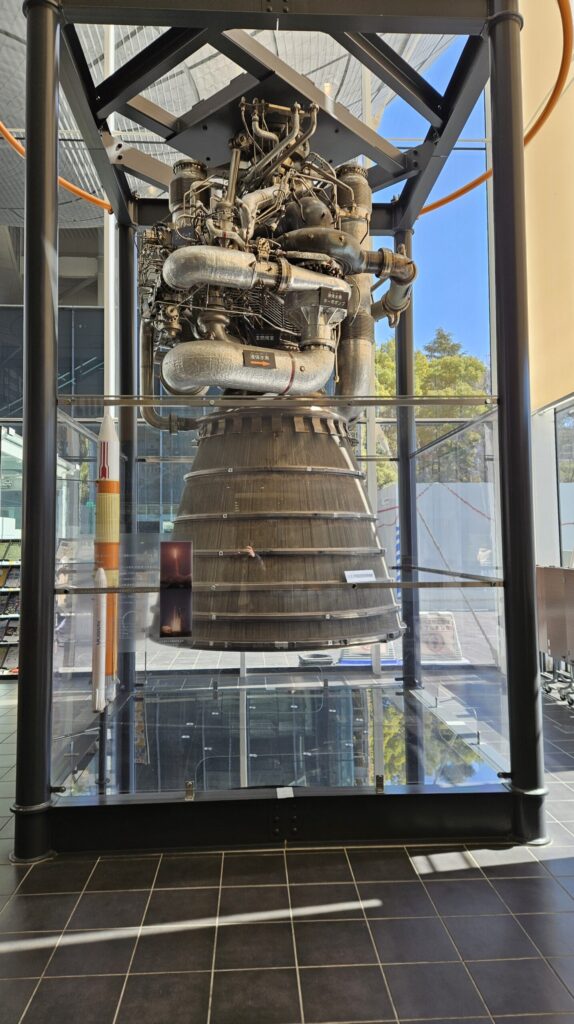 エントランスに展示されているロケットエンジン