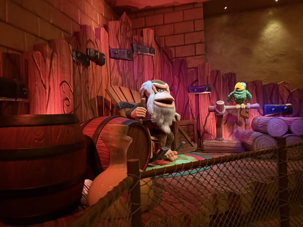 ドンキーコング・クレイジートロッコの待機列のオブジェ